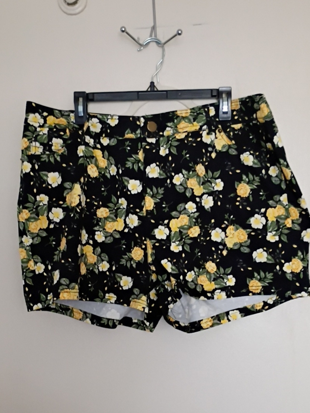 Sonoma Black Floral Shorts with Yellow & White Blossoms NWOT Size 20